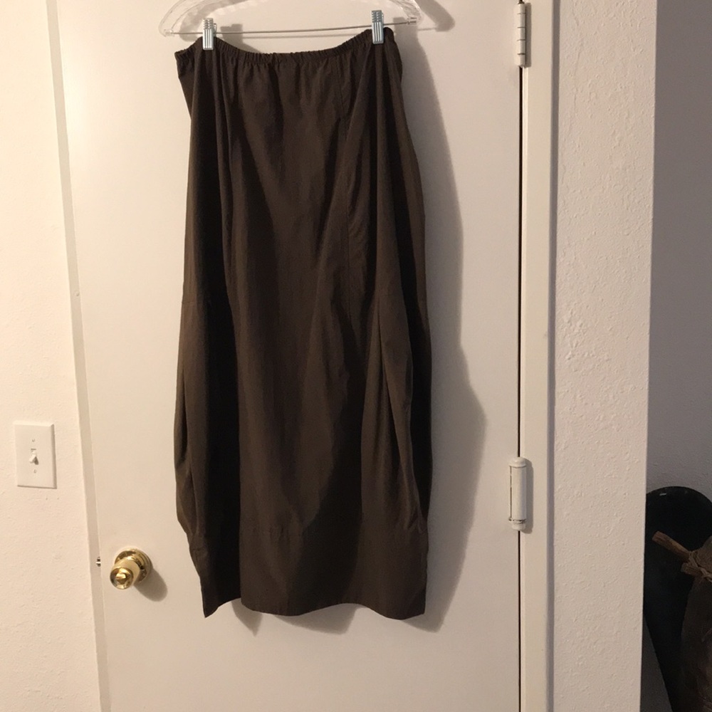 Gently worn skirt. 100% nylon (see size description)